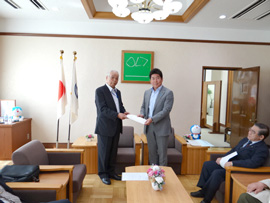 �v�]����1